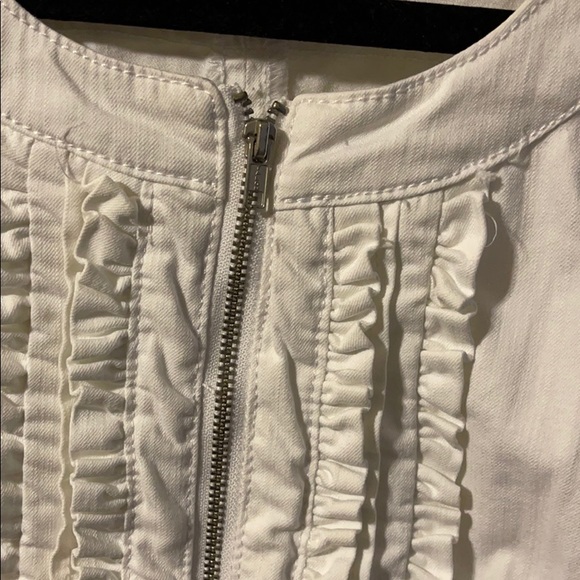 Cute cropped white denim ruffled zip-up jacket - Picture 3 of 4